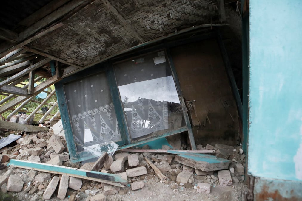 Une maison endommagee apres le seisme qui a frappe la ville de cianjur, en indonesie