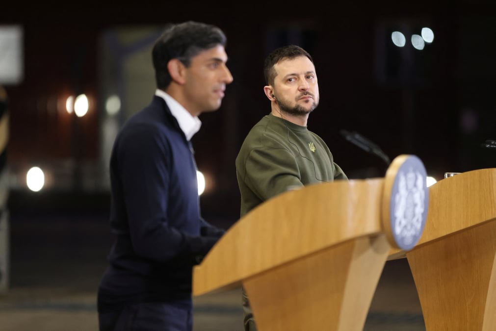 Le president ukrainien volodymyr zelenskiy et le premier ministre britannique rishi sunak dans dorset, en grande-bretagne