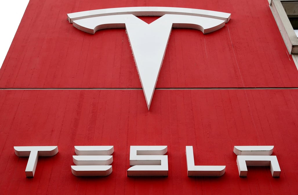 Le logo du constructeur automobile tesla a berne