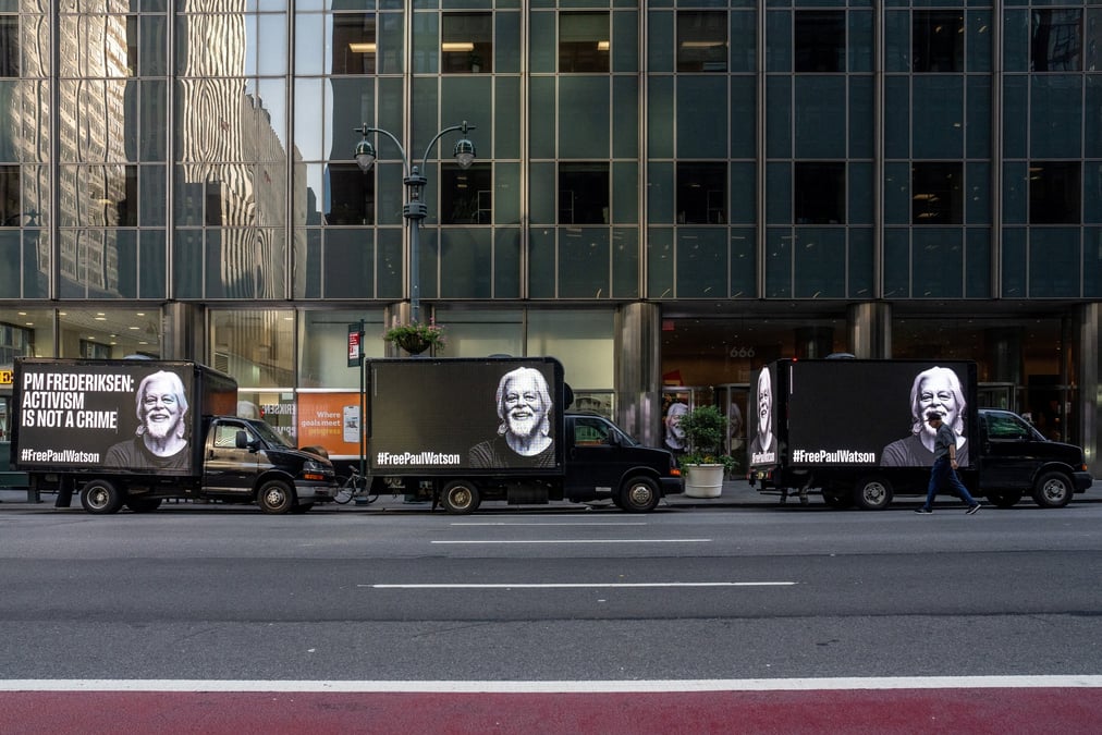 Des camions avec des panneaux d'affichage numeriques affichant une photo de paul watson et appelant a sa liberation sont visibles a new york, aux etats-unis