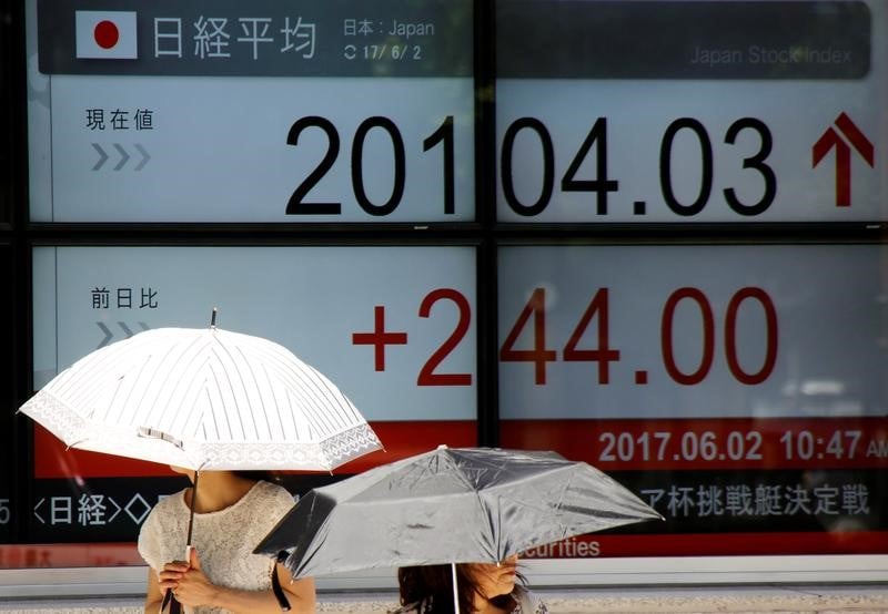 Tokyo termine en hausse