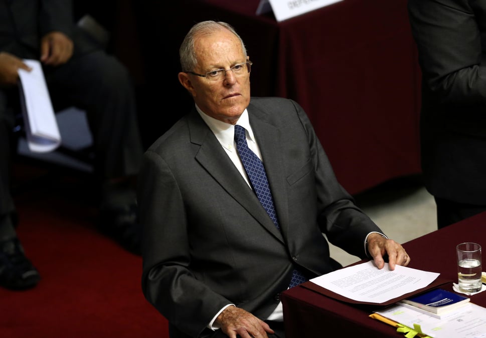 Le president peruvien echappe a la destitution