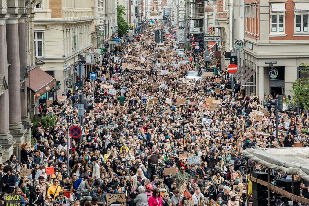Un manifestant "black lives matter" au danemark contamine par le coronavirus