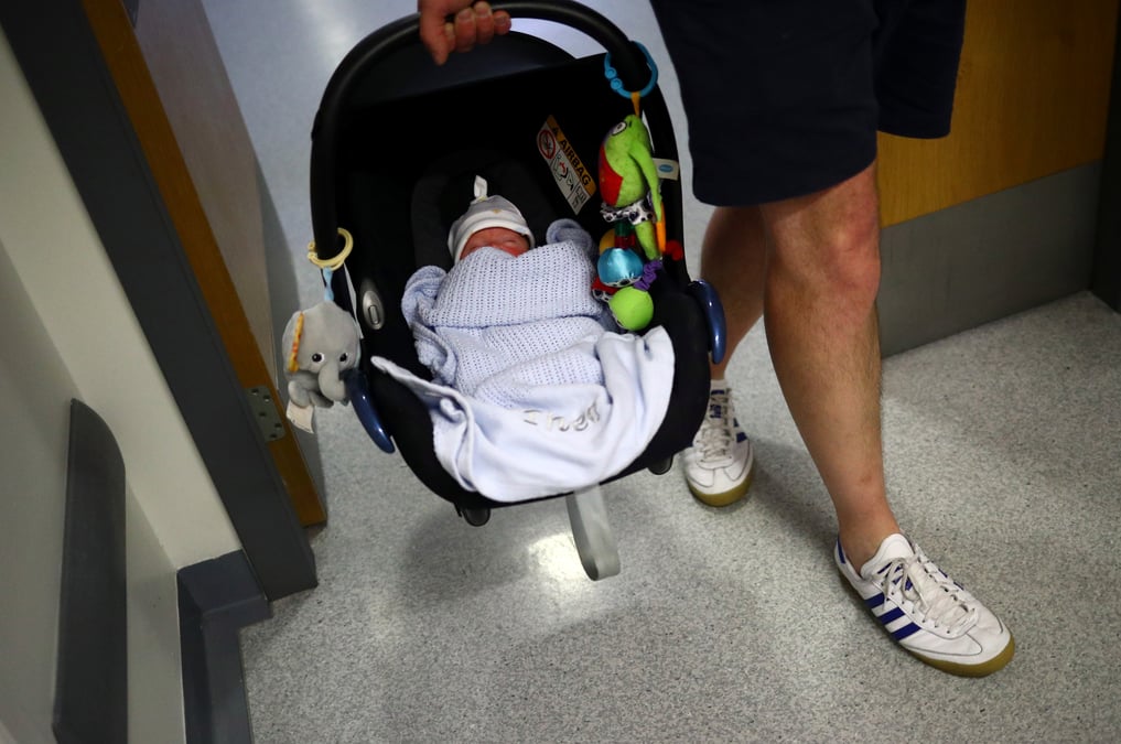 Le conge paternite va etre porte de 14 a 28 jours en france
