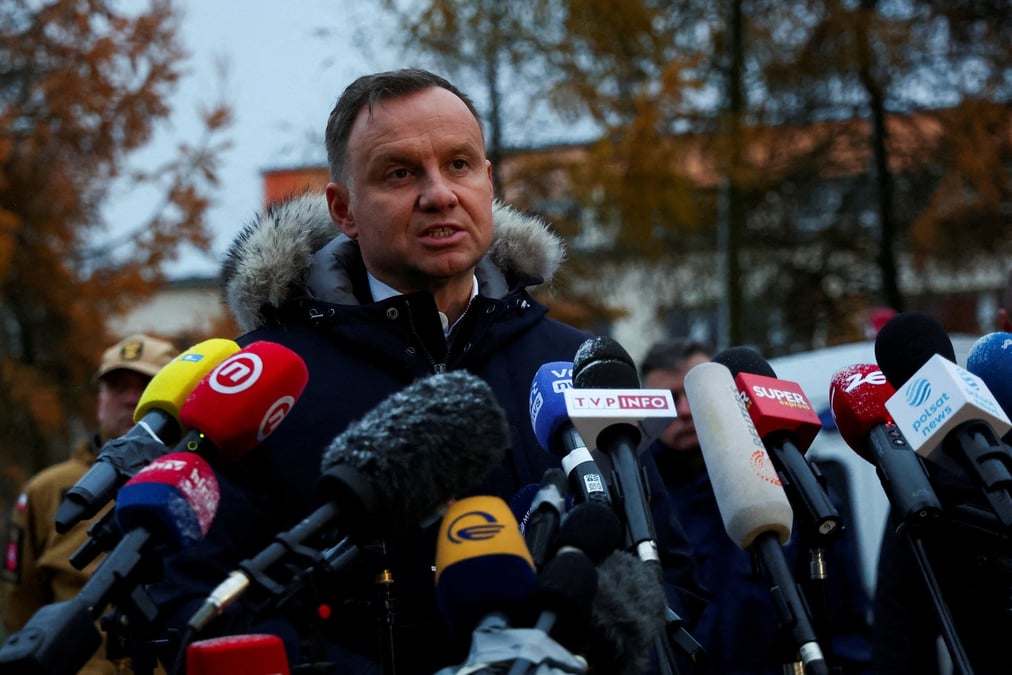 Le president polonais andrzej duda s'adresse aux medias lors de sa visite sur le site de la chute d'un missile a przewodow