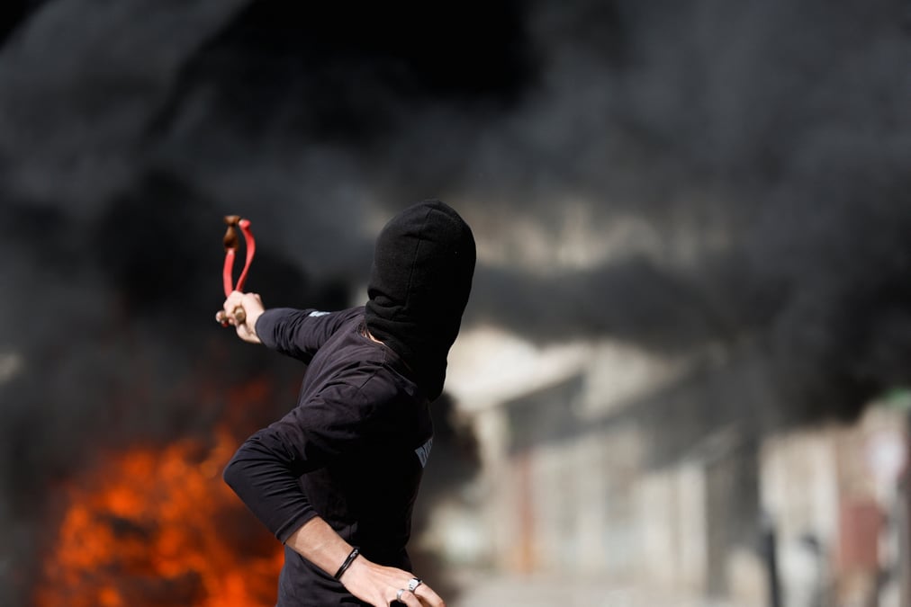 Affrontements entre les palestiniens et les forces israeliennes a azzoun, en cisjordanie