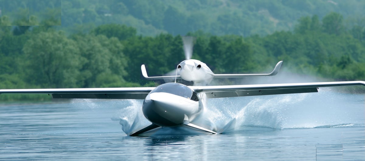 L'Akoya permet d'atterrir sur l'eau ou la terre.
