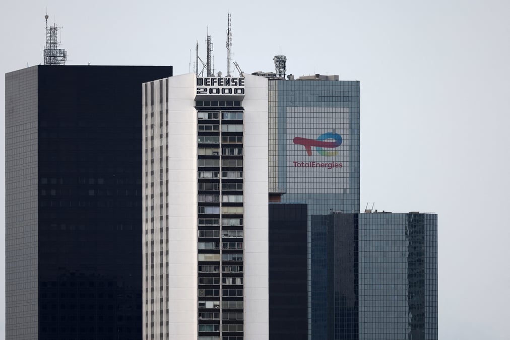 Le logo de totalenergies au siege de la societe dans le quartier d'affaires de la defense