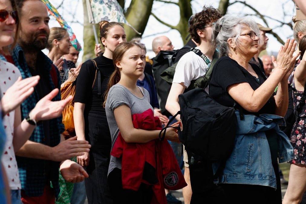 Des militants pour le climat bloquent l'autoroute a12 a la haye