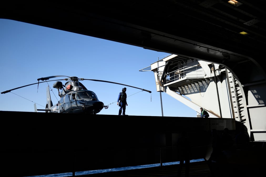 Un porte-helicopteres de la marine francaise en egypte