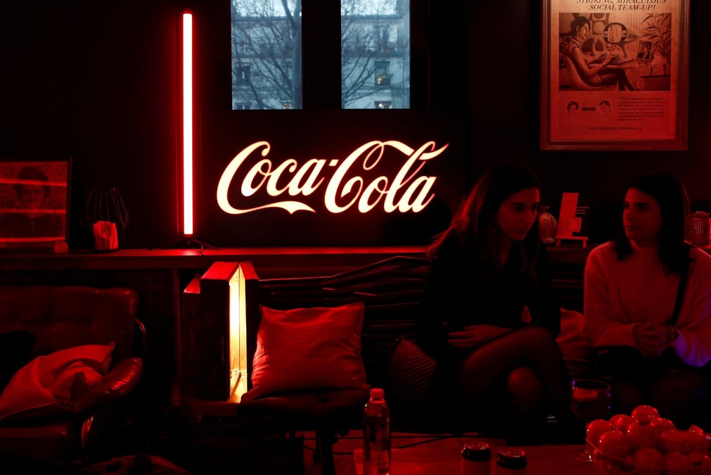 Un logo coca-cola est photographie lors d'un evenement a paris, france
