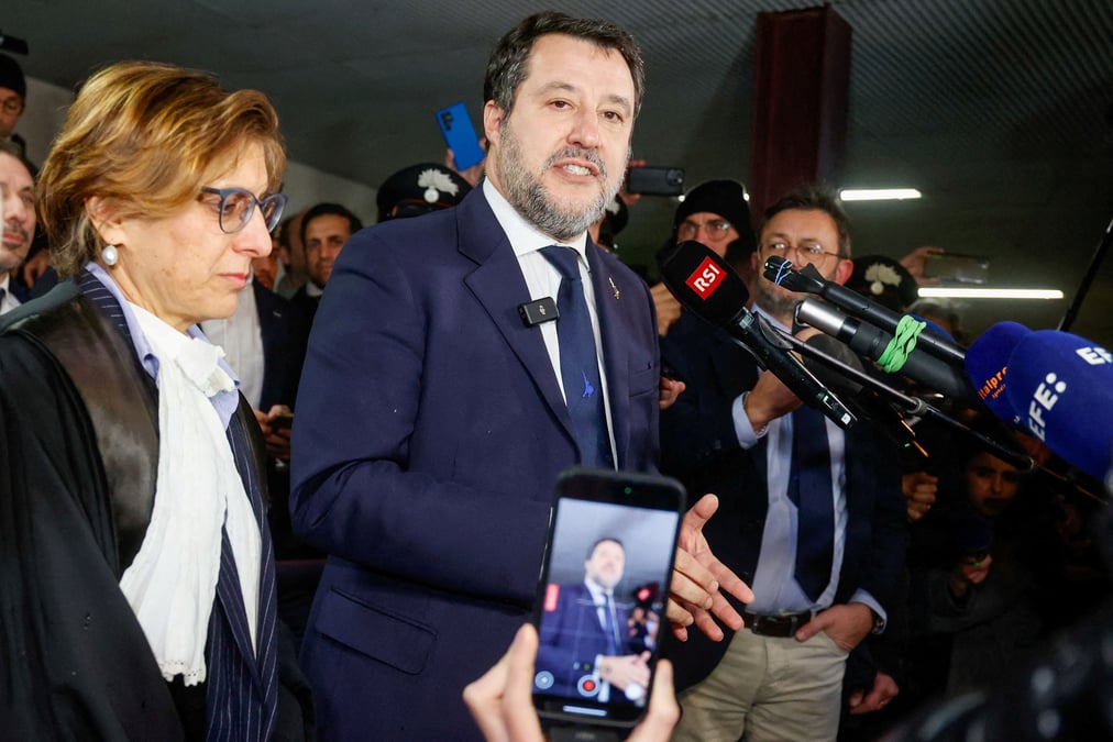 Le vice-premier ministre italien matteo salvini s'adresse aux medias, apres qu'un tribunal italien l'a acquitte des allegations d'enlevement dans une affaire impliquant un bateau de sauvetage de migrants qu'il a empeche d'accoster en italie 2019