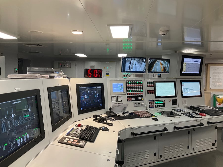 Au centre de pilotage du navire le Saint-Malo, la partie automation-contrôle du bateau, l’équipage assure, entre autres fonctions, la surveillance et la maintenance liée à la propulsion du gaz et de l’électricité.