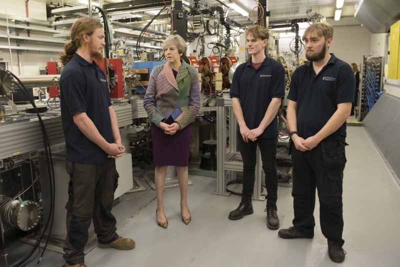 May publie les grandes lignes de sa strategie industrielle