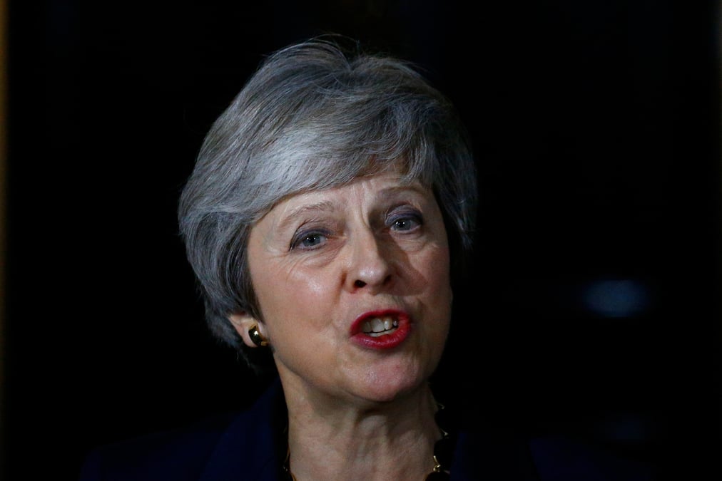 Le ministre du brexit demissionne, theresa may en sursis