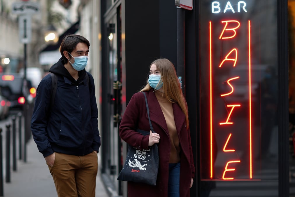 Face au couvre-feu a paris, le sentiment d'injustice de la jeunesse