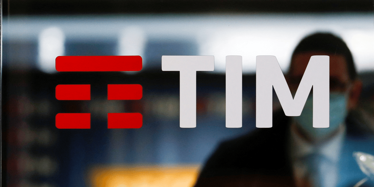 Telecom italia confirme l'offre de cvc pour une participation dans sa branche services, les discussions avec kkr se poursuivent