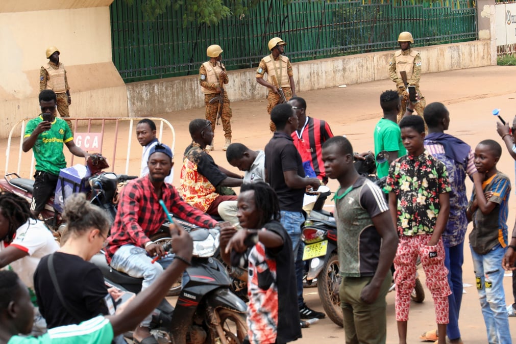 Des soldats bloquent la route pour arreter l'avancee des manifestants contre le chef de la junte paul-henri damiba