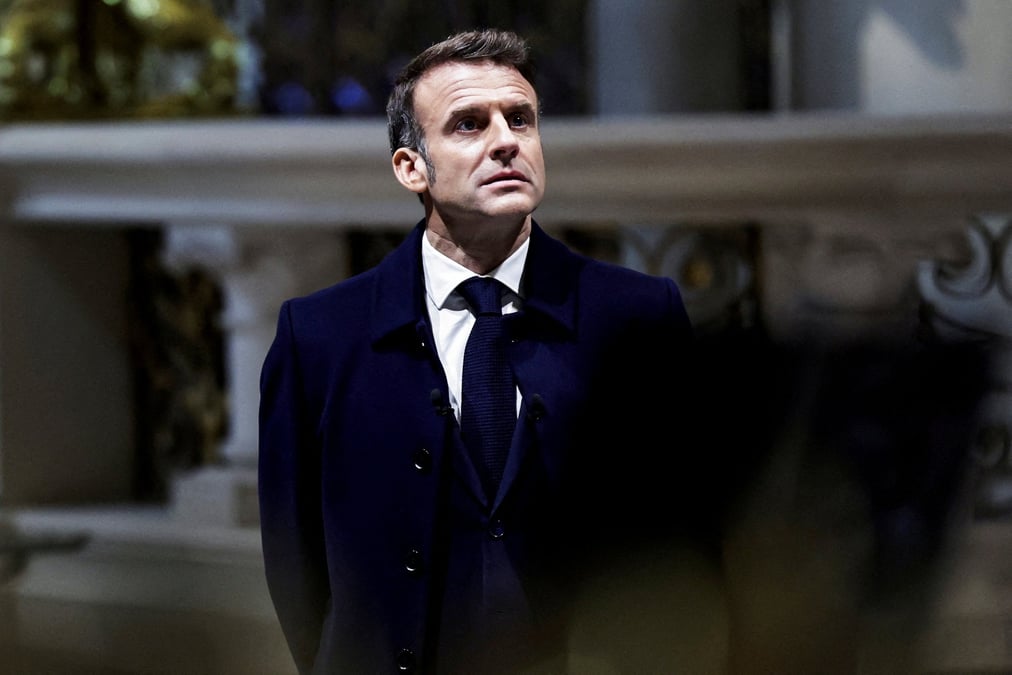 Emmanuel macron leve les yeux lors d'une visite a la cathedrale notre-dame de paris, a paris