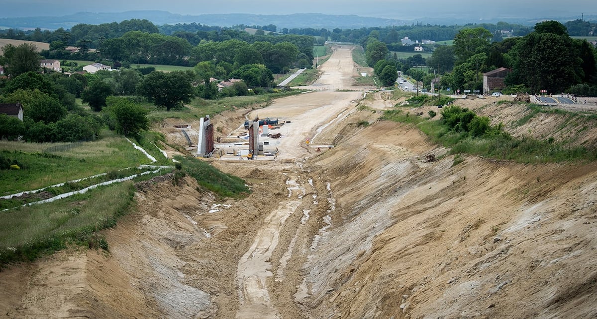 La portion d’autoroute qui scinde le village de Saint-Germain-des-Prés, dans le Tarn, le 15 mai.