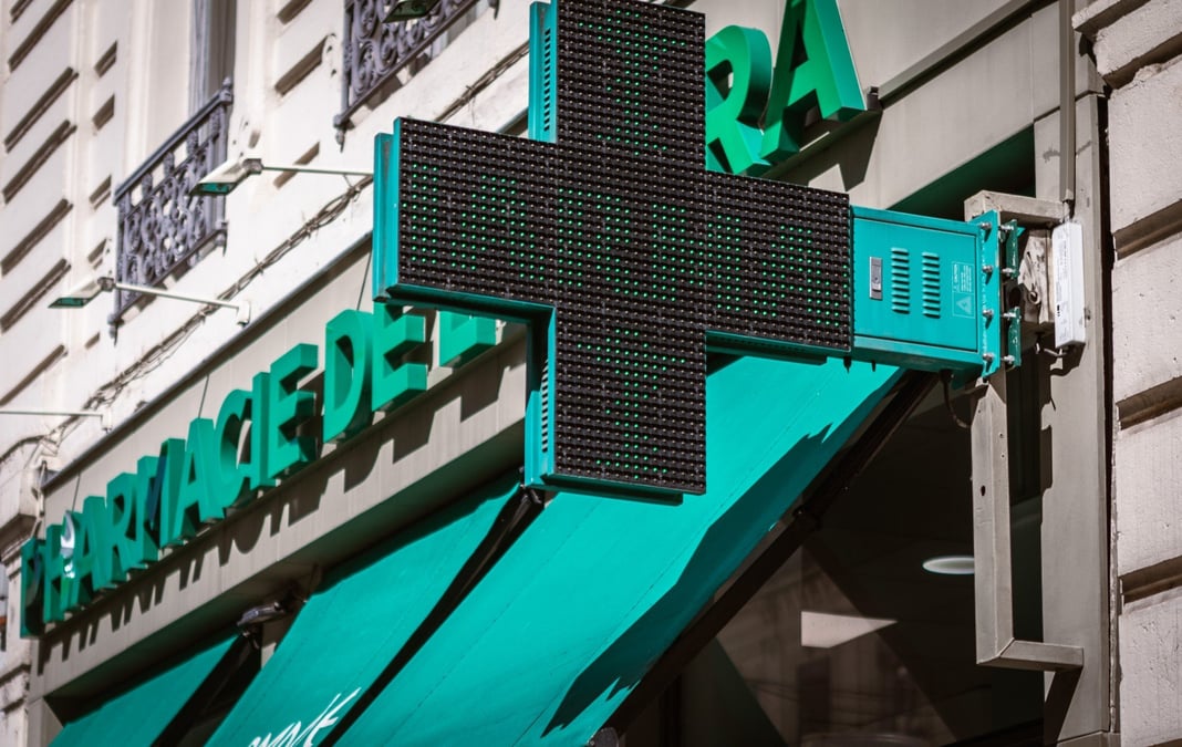 L’âge moyen des pharmaciens inscrits reste stable à 46,4 ans en 2024 contre 46,6 ans dix ans plus tôt.