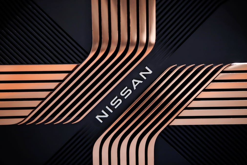 Le logo nissan est visible sur une roue de voiture a la galerie nissan de yokohama.