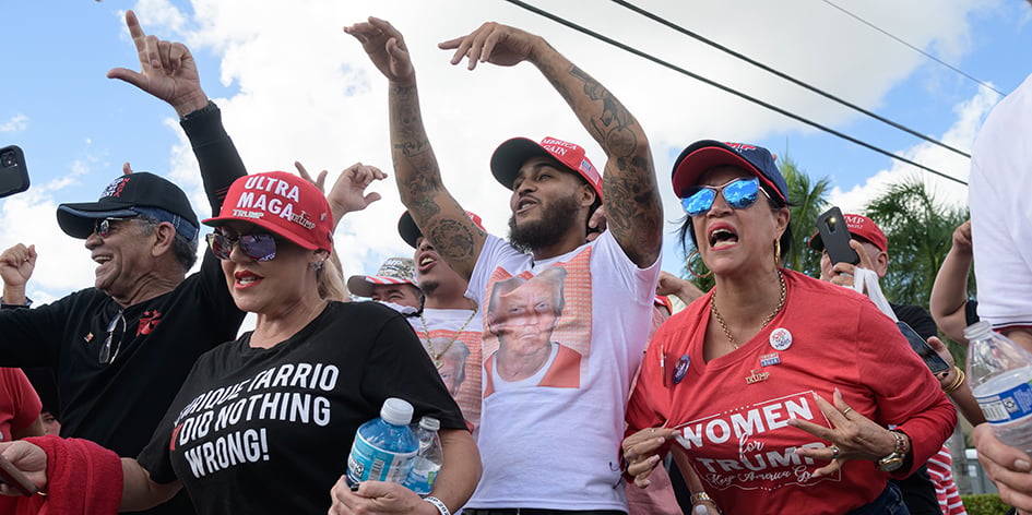 Des supporters de l’ancien président réunis pour l’un de ses meetings, à Miami, le 8 novembre 2023.