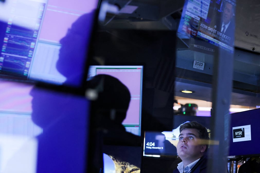 Un trader travaille a la bourse de new york