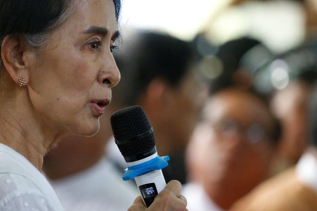 Myanmar state counselor aung san suu kyi gives a memorial speech for aung shwe, former chairman of the nld party, during his funeral in yangon