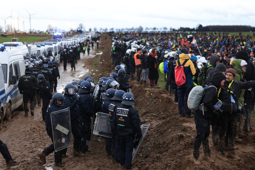 Des heurts entre les policiers et des manifestants anti charbon, à Lützerath en Allemagne, en janvier 2023.
