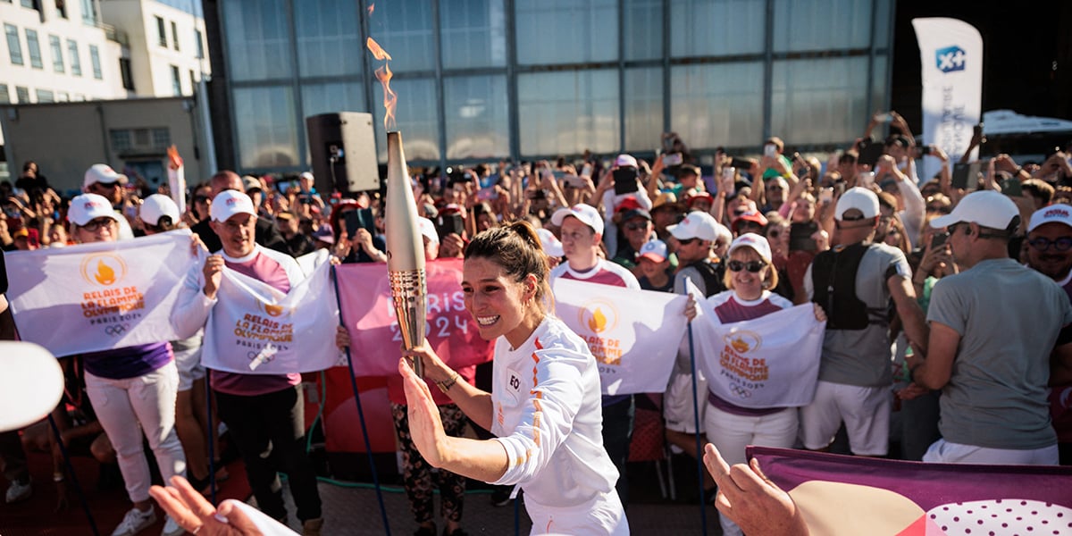La flamme portée par l’ex-Miss France Laury Thilleman à Brest, le 7 juin.