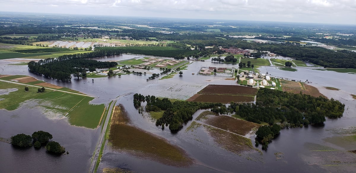 La caroline du nord panse ses plaies, trump attendu mercredi