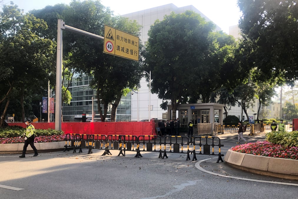 Dix hongkongais ayant cherche a fuir juges en chine pour franchissement illegal de frontieres