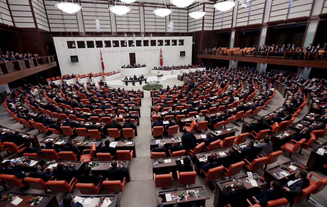 Turquie: un depute pro-kurde arrete apres avoir passe quatre nuits dans les locaux du parlement