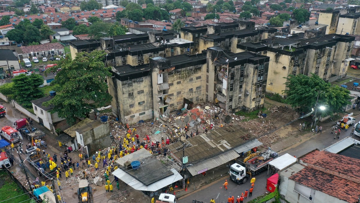 Des secouristes recherchent des victimes parmi les debris d'un immeuble qui s'est effondre a recife
