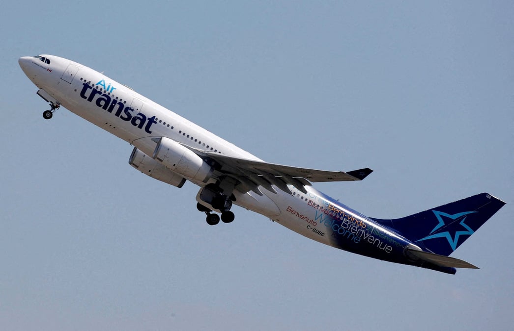 Un airbus a330 de la compagnie air transat decolle a colomiers, pres de toulouse
