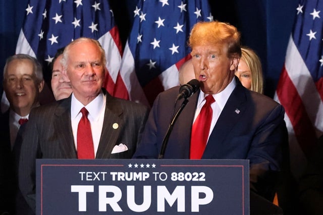 Selon l'institut Edison Research, Donald Trump est crédité de 59,7% des voix et Nikki Haley de 39,7% après le dépouillement de près de la moitié des bulletins.