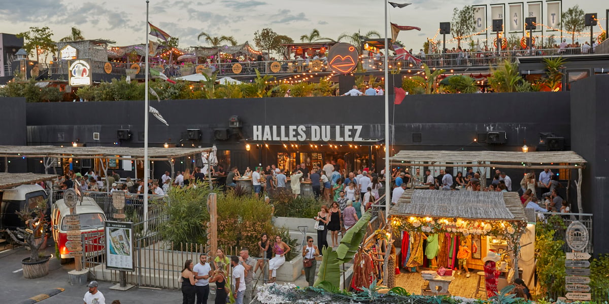 A Montpellier, le Marché du Lez, inspiré des food-courts d’Amsterdam ou de Lisbonne, a été créé en deux temps : le site du Marché du Lez avec restaurants, brocante et bureaux en 2016, et l’ouverture des Halles du Lez en 2019.