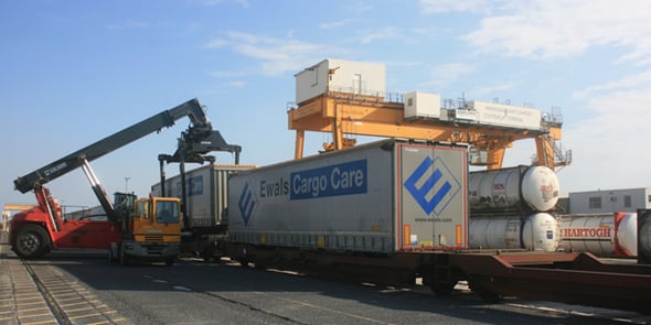 Opération de chargement du train en partance pour Saarbrücken