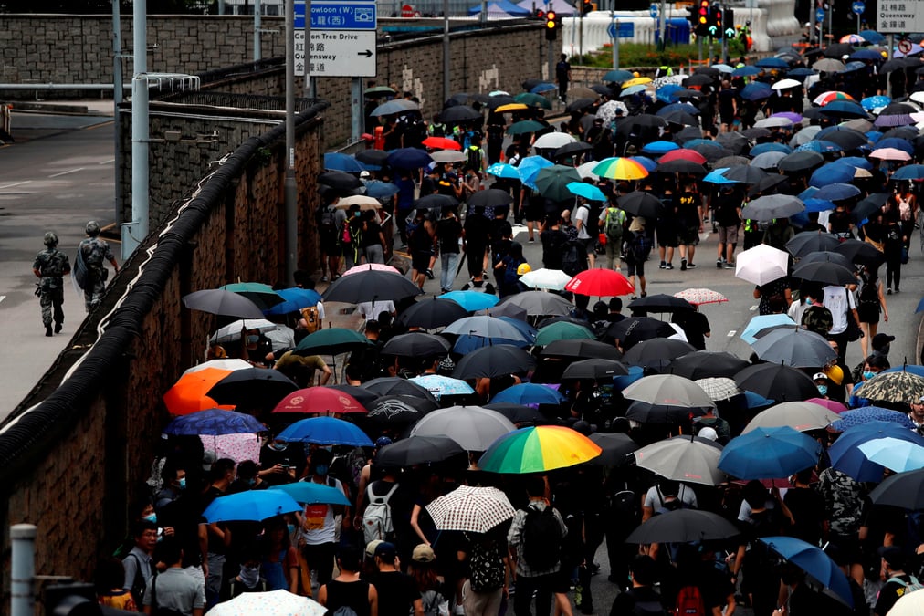 Pekin a double ses effectifs securitaires a hong kong, selon des emissaires etrangers