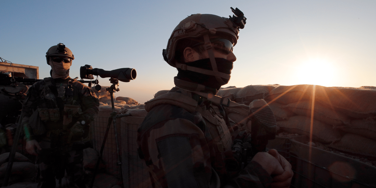 Les forces françaises sont engagées aux côtés des Kurdes depuis plusieurs années dans la lutte contre l'État islamique. (Photo d'illustration: soldats français au Kurdistan, lors de la visite de François Hollande à un avant-poste à la périphérie de Mossoul contrôlée par l'État islamique, le 2 janvier 2017)