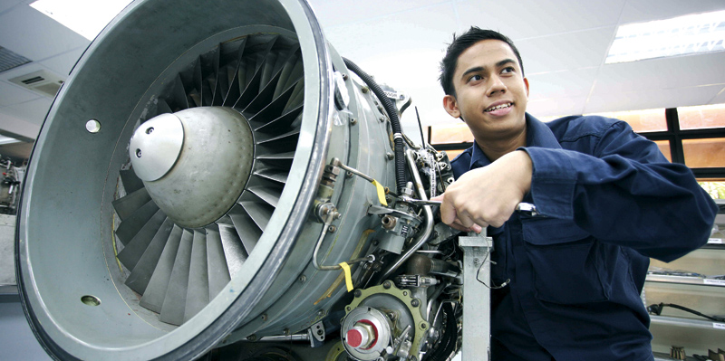 Aéronautique industrie maroc réacteur avion ouvrier technicien usine
