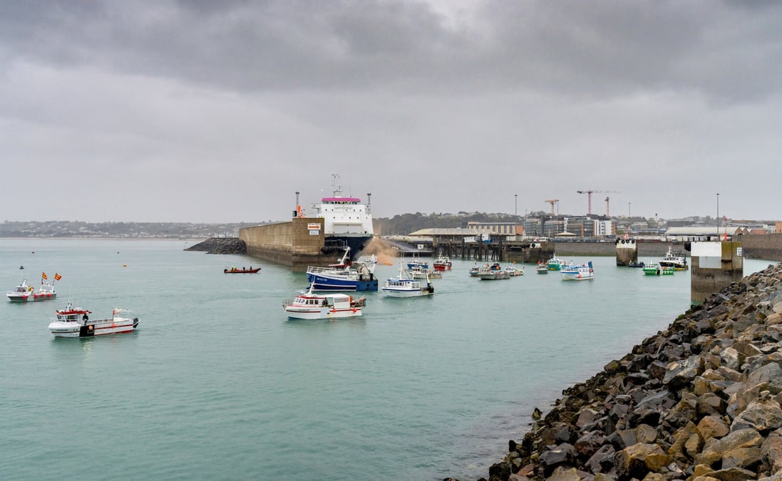 Les pecheurs francais mettent fin a leur mouvement au large de jersey