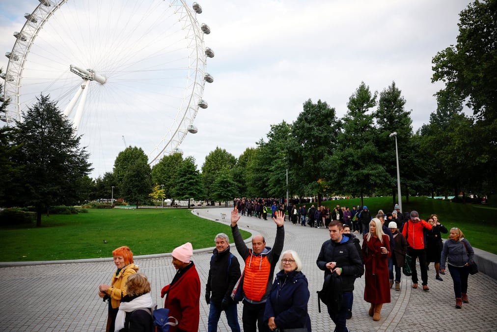 Les gens font la queue pour rendre hommage a la reine elizabeth, a londres