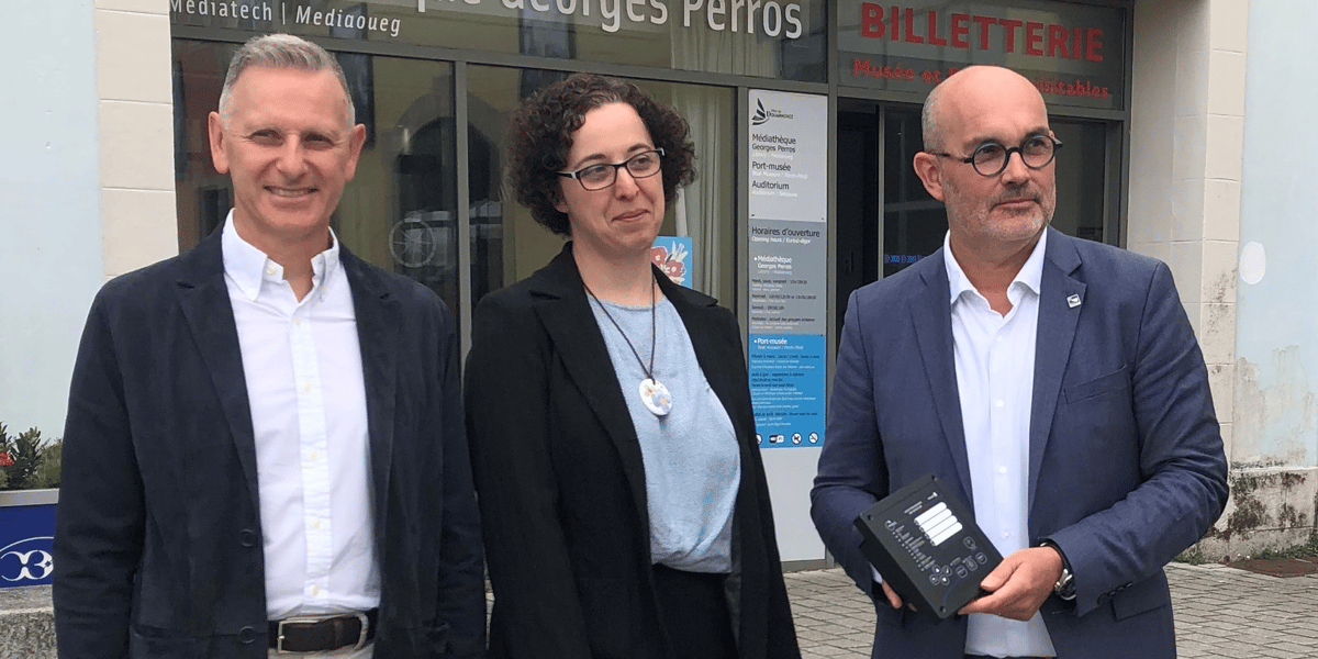 Frédéric Guemas, gérant de Publigraphic à Pont l'Abbé et Viviane Barrais, responsable achats de Marinelec à Quimper ont témoigné de leur politique de relocalisation des achats lors du premier "Rendez-vous de la relocalisation" qui s'est tenu fin juin à Douarnenez. Au niveau régional, cette démarche est poussée par Loïc Hénaff, patron de la société agro-alimentaire Hénaff et conseiller régional en charge de la relocalisation et du fret.