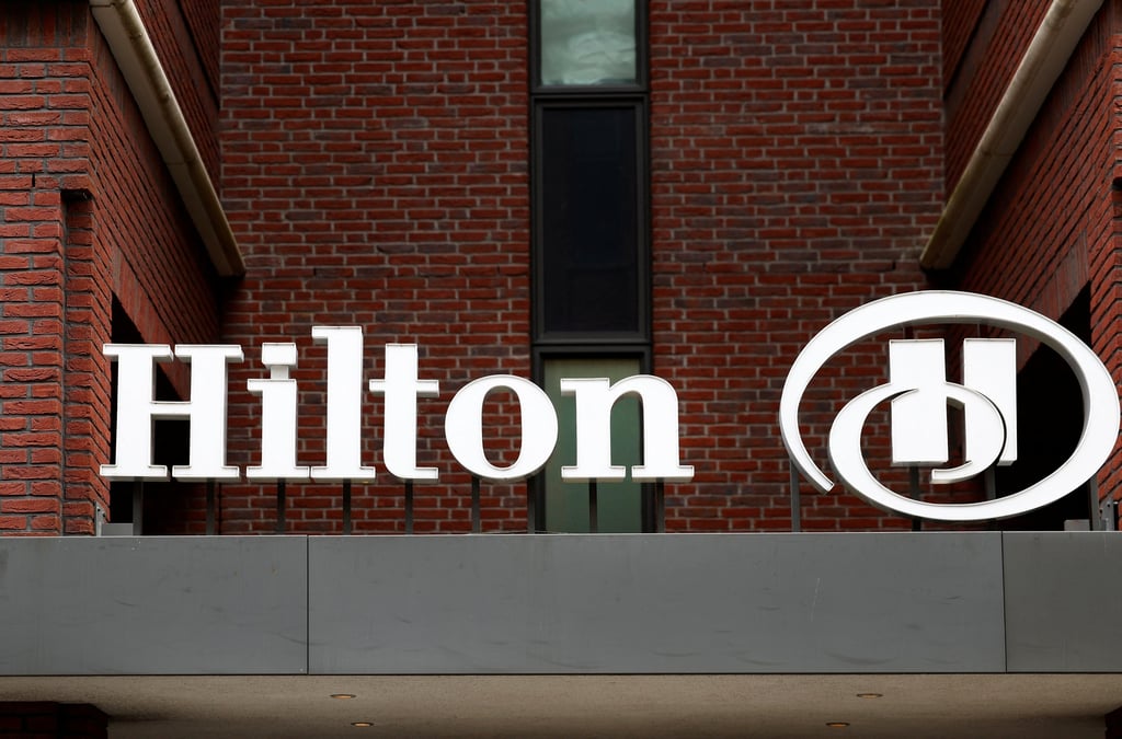 Le logo hilton est visible sur un hotel hilton a la haye, pays-bas