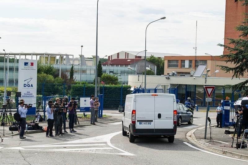 Expertise en cours du debris d'avion retrouve a la reunion