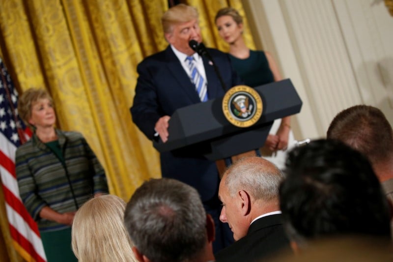 Trump signe la loi sur les sanctions contre moscou et la critique