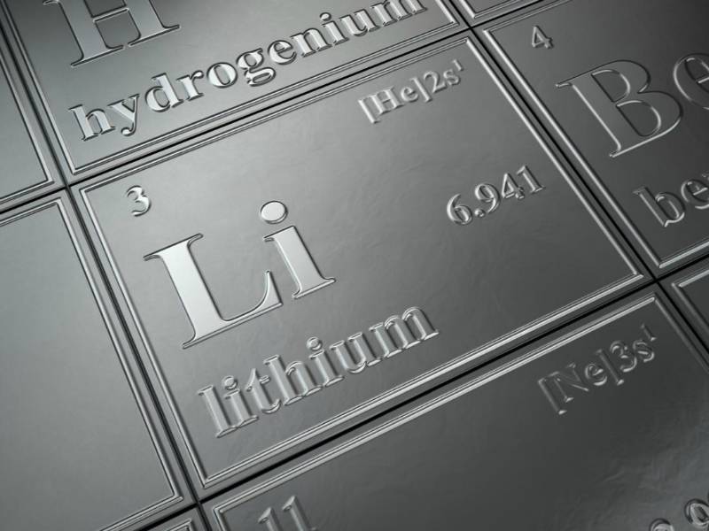 La production de lithium, qui entre dans la composition des batteries, se développe plus rapidement que le marché de la voiture électrique.