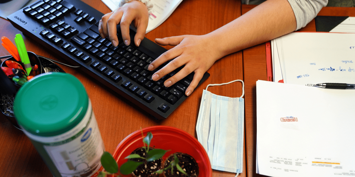 Travail, clavier d'ordinateur, masque, Covid-19